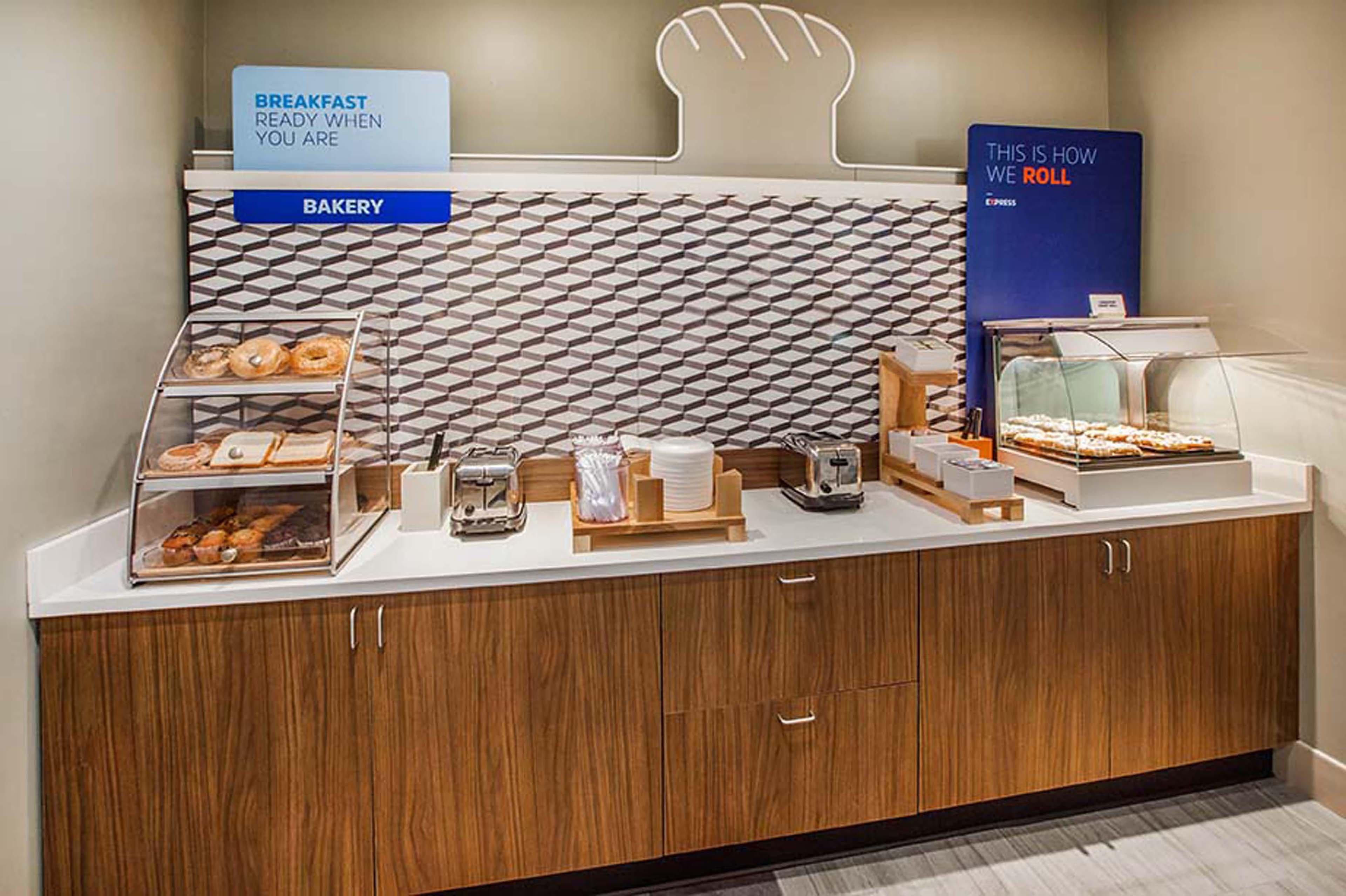 Holiday Inn Express & Suites Alexandria - Fort Belvoir By Ihg Zewnętrze zdjęcie